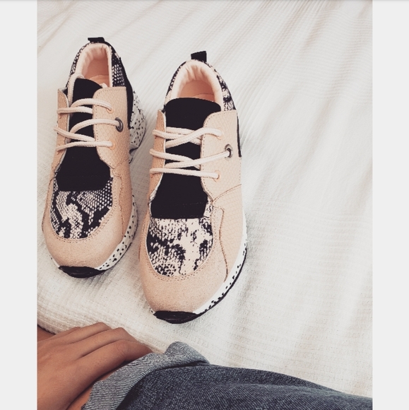 🚨//Summer Essentials// trendy Sneakers - Picture 5 of 5